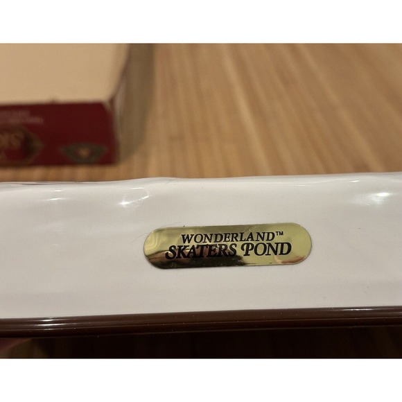 VINTAGE 1996 Christmas Fantasy LTD Wonderland Skaters Pond 8 Songs W/Box Tested - Picture 12 of 16